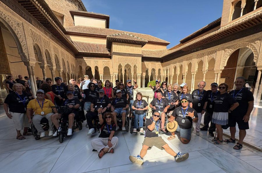 Nuestro grupo de socios y socias de ASPAYM León posando en uno de los patios de la Alhambra de Granada